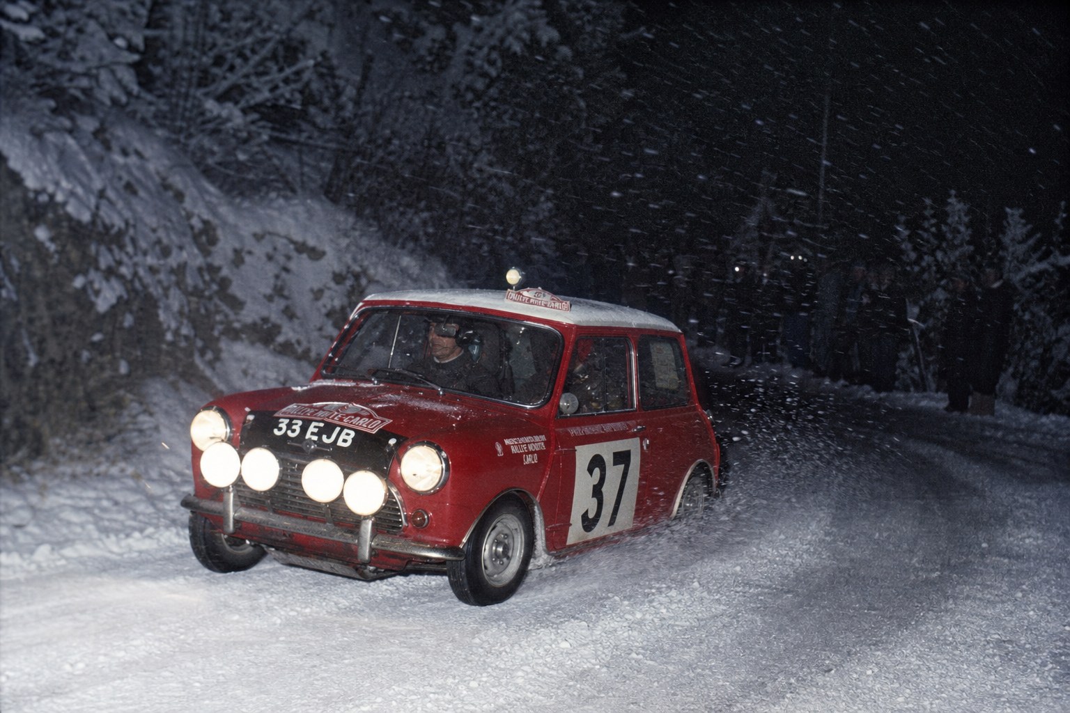 Mini Cooper S: малютка, которая унизила гигантов